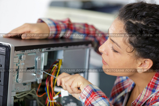 young woman fixing a desktop computer. Стоковое фото, агентство Ingram Publishing / Фотобанк Лори