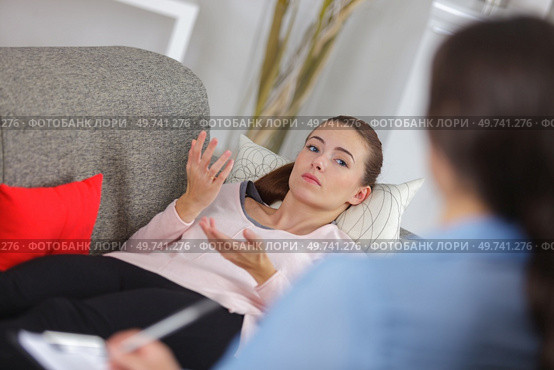 young woman lying on couch at doctors office. Стоковое фото, агентство Ingram Publishing / Фотобанк Лори