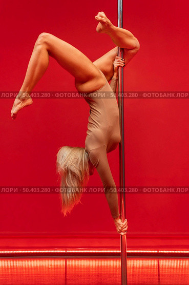 young woman performance pole dance 2. Стоковое фото, агентство Ingram Publishing / Фотобанк Лори