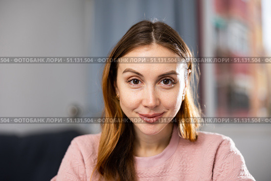Young woman posing easily with good mood in free time. Стоковое фото, фотограф Яков Филимонов / Фотобанк Лори