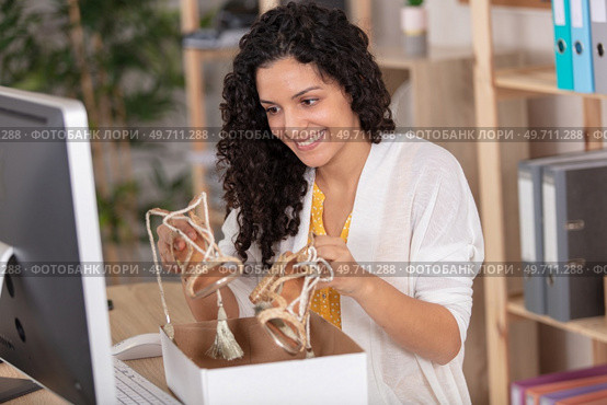 young woman received online shopping parcel. Стоковое фото, агентство Ingram Publishing / Фотобанк Лори