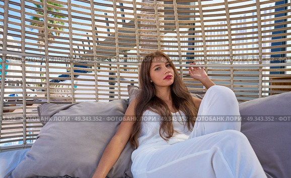 young woman relaxed in a beach parasol hammock at summer. Стоковое фото, агентство Ingram Publishing / Фотобанк Лори