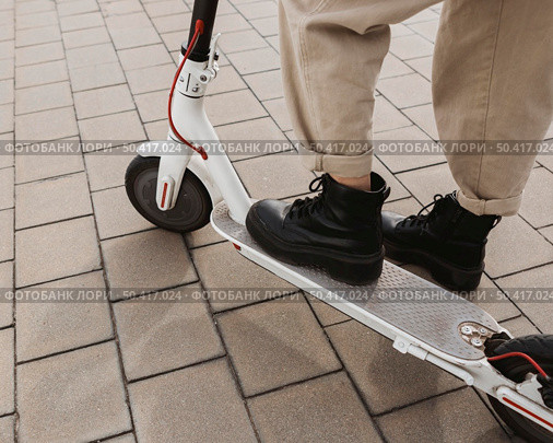 young woman riding electric scooter 23. Стоковое фото, агентство Ingram Publishing / Фотобанк Лори