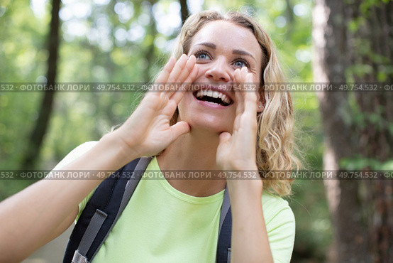 young woman screams in the forest. Стоковое фото, агентство Ingram Publishing / Фотобанк Лори