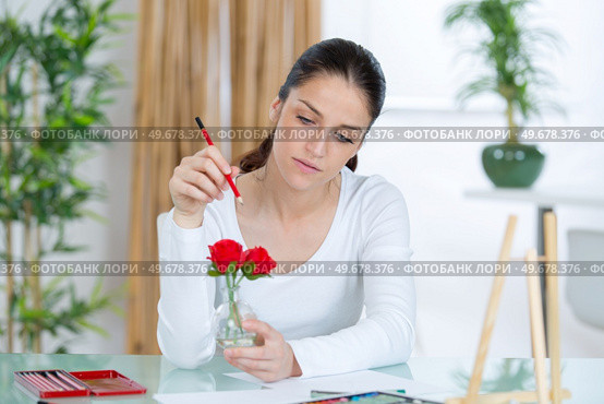 young woman searching for drawing ideas. Стоковое фото, агентство Ingram Publishing / Фотобанк Лори