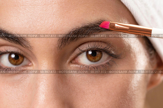 young woman taking care her eyebrows 2. Стоковое фото, агентство Ingram Publishing / Фотобанк Лори