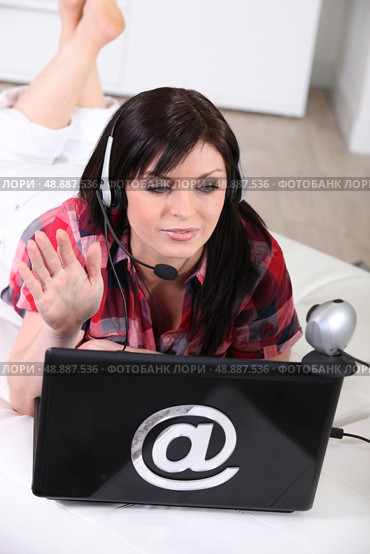 young woman talking through a webcam. Стоковое фото, агентство Ingram Publishing / Фотобанк Лори