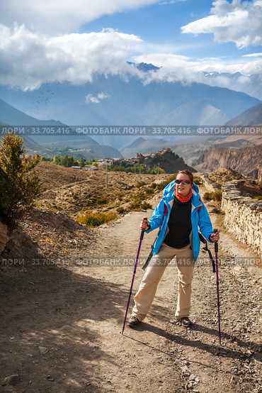 Young woman trekking in the Himalayas, Lower Mustang, Nepal. Стоковое фото, фотограф Юлия Бабкина / Фотобанк Лори