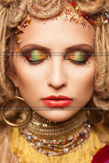 young woman with fashion makeup and closed eyes on brown background. Стоковое фото, агентство Ingram Publishing / Фотобанк Лори
