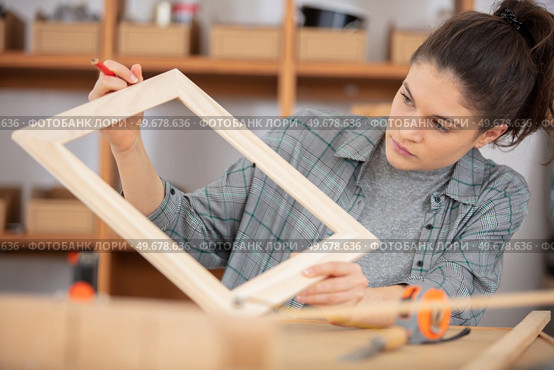 young woman worker in the carpenter workroom. Стоковое фото, агентство Ingram Publishing / Фотобанк Лори