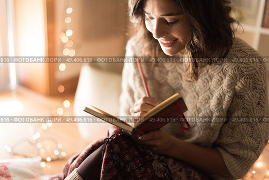 Young woman writing on a sketchbook. Стоковое фото, агентство Ingram Publishing / Фотобанк Лори