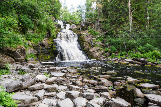 Yukankoski waterfall (also known as White bridges) on the river Kulismayoki. Стоковое фото, фотограф Юлия Белоусова / Фотобанк Лори