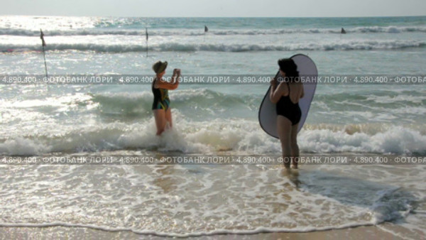 За кулисами съемок пожилой модели на море. Стоковое видео, видеограф verbaska / Фотобанк Лори