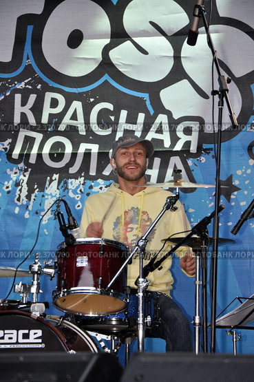 За ударной установкой Сергей Прокофьев, "Приключения Электроников" (2011 год). Редакционное фото, фотограф Анна Мартынова / Фотобанк Лори