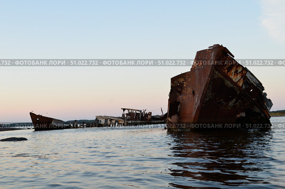 Заброшенные рыболовные суда в Белом море у Соловков. Старые корабли. Стоковое фото, фотограф Яковлев Сергей / Фотобанк Лори