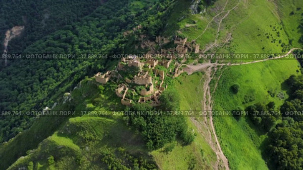 Заброшенный высокогорный аул Гамсутль. Панорама с воздуха, облет с видом сверху (2022 год). Стоковое видео, видеограф Sergei Gorin / Фотобанк Лори
