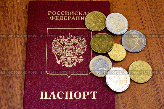 Загранпаспорт гражданина РФ и иностранные монеты. Стоковое фото, фотограф Анна Аникова / Фотобанк Лори