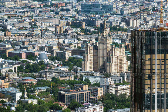 Захватывающий вид на Москву со смотровой площадки небоскреба Москва-сити.  A breathtaking panoramic view of Moscow from the observation deck of the skyscraper of the Moscow City business center. Moscow, Russia. (2021 год). Стоковое фото, фотограф Лариса Гордеева / Фотобанк Лори
