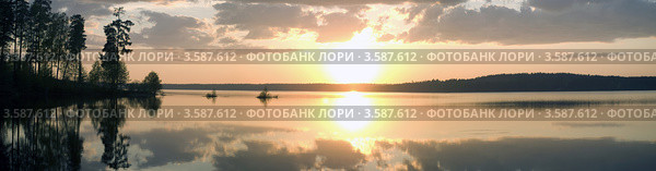 Закат на лесном озере. Стоковое фото, фотограф Алексей Кокоулин / Фотобанк Лори