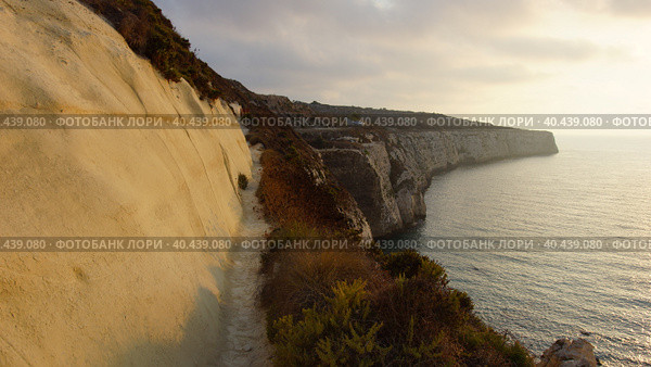 Закат на утесах залива Фомм ир-Рих. Мальта. (Sunset on the cliffs of Fomm ir-Rih Bay. Malta.) (2018 год). Стоковое фото, фотограф Igor Bakirov / Фотобанк Лори