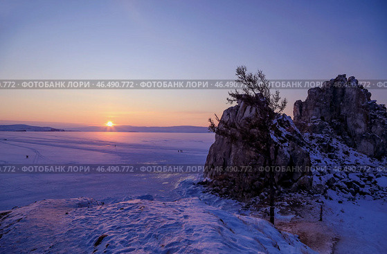 Закат на зимнем Байкале, о.Ольхон, скала Шаманка. Стоковое фото, фотограф Римма Тельнова / Фотобанк Лори