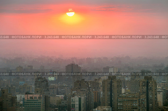 Закат солнца над городом Каиром, Египет (2012 год). Редакционное фото, фотограф Николай Винокуров / Фотобанк Лори