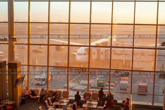 Зал ожидания в аэропорту Toronto Pearson. Торонто. Канада (2013 год). Редакционное фото, фотограф Борис Сунцов / Фотобанк Лори