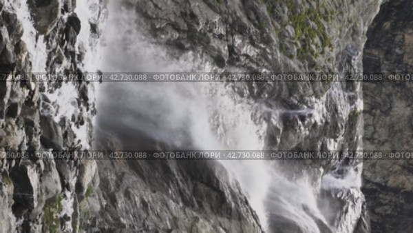 Замедленная съемка эпического падения воды с обрыва. Мощный водопад в горах Кавказа. Софийские водопады. Водопад, окутанный водяной пылью. Стоковое видео, видеограф Воловодов Владимир / Фотобанк Лори