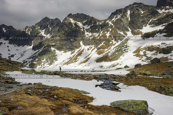 Замерзшее озеро в Высоких Татрах, Словакия (2010 год). Стоковое фото, фотограф Дымов Игорь / Фотобанк Лори