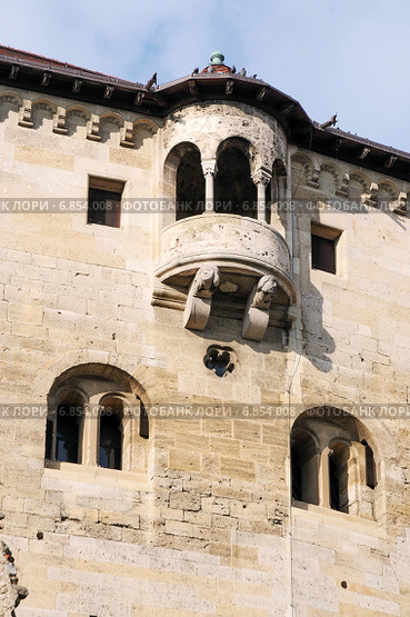 Замок Лихтенштейн (Burg Liechtenstein) на краю Венского леса к югу от Вены. Австрия (2014 год). Стоковое фото, фотограф stargal / Фотобанк Лори