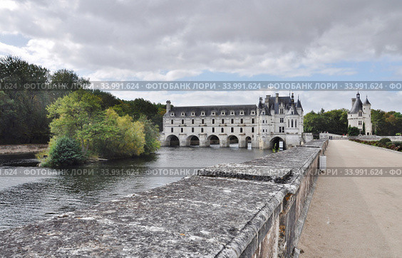 Замок Шенонсо (Château de Chenonceau) и древняя башня семьи де Марк рядом. Департамент Эндр и Луара. Франция (2019 год) Редакционное фото, фотограф Вера Смолянинова / Фотобанк Лори