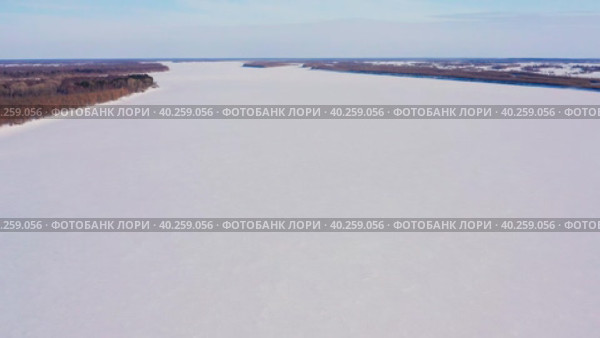 Западная Сибирь: река Обь зимой. Вид с воздуха. Western Siberia: the Ob River in winter. Aerial view. Стоковое видео, видеограф Евгений Романов / Фотобанк Лори