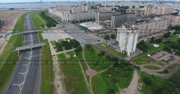 Западный скоростной диаметр рядом с гостиницей "Park Inn by Radisson Прибалтийская", вид со стороны Морской набережной. Санкт-Петербург (2017 год). Редакционное видео, видеограф Кекяляйнен Андрей / Фотобанк Лори