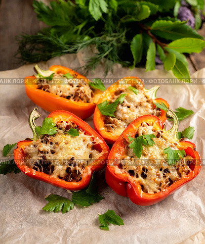 Запеченные фаршированные перцы на старом деревянном столе. Еда и продукты. Осенняя кухня. Малая глубина резкости. Стоковое фото, фотограф Андрей Пустякин / Фотобанк Лори