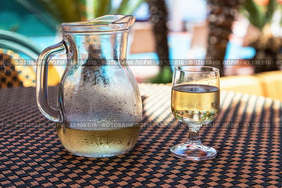 Запотевший кувшин и бокал холодного белого вина в жаркий летний день.  Misted jug and glass of cold white wine on a hot summer day. Стоковое фото, фотограф Лариса Гордеева / Фотобанк Лори