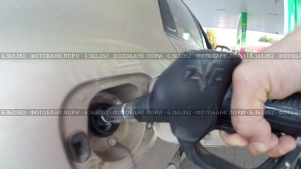 Заправка автомобиля на автозаправочной станции Башнефть (Россия) (2014 год). Редакционное видео, видеограф Mikhail Erguine / Фотобанк Лори