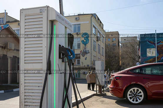 Зарядная станция для электромобилей. Надпись на заправке “Moscow Tesla Club”. Инфраструктура и электрозарядки для электромобилей. Москва, Россия. (2023 год). Редакционное фото, фотограф Андрей Степанов / Фотобанк Лори