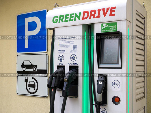 Зарядная станция для электромобилей оператора "GreenDrive", Сочи (2023 год). Редакционное фото, фотограф Вячеслав Палес / Фотобанк Лори