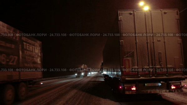 Заснеженная автомобильная трасса Москва - Санкт-Петербург в вечернее время, пробка. Новгородская область (2016 год). Редакционное видео, видеограф Кекяляйнен Андрей / Фотобанк Лори