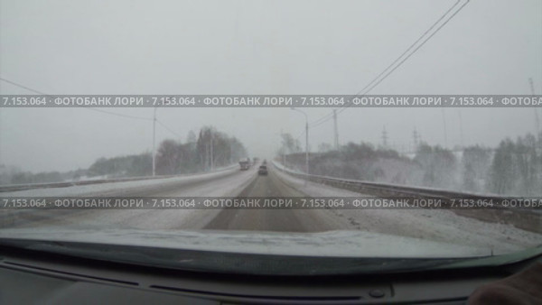Заснеженная федеральная трасса Москва-Петербург в Тверской области, снегопад на дороге, вид из автомобиля (2015 год). Редакционное видео, видеограф Кекяляйнен Андрей / Фотобанк Лори