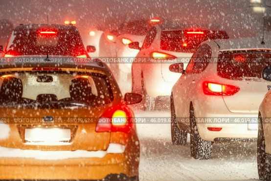 Затрудненное движение автомобилей в пробке  в зимний снежный вечер. Стоковое AI-изображение, AI-художник Сергей Никифоров-Гордеев / Фотобанк Лори
