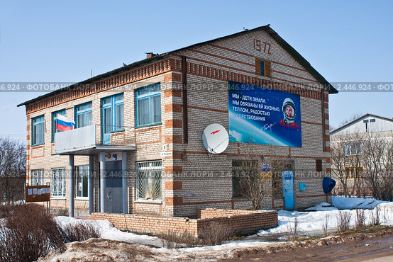 Здание администрации села Клушино, родины Гагарина (2011 год). Редакционное фото, фотограф Вячеслав Беляев / Фотобанк Лори