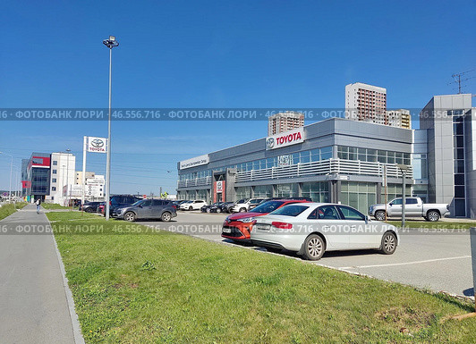 Здание автосалона "Тойота" центр Екатеринбург Запад". ул. Металлургов 60/1, Екатеринбург (2024 год). Редакционное фото, фотограф Сергей Елизарьев / Фотобанк Лори