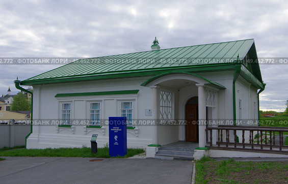Здание богадельни при Богородицкой церкви. Тобольск, переулок Розы Люксембург, 1. Редакционное фото, фотограф Алексей Иванов / Фотобанк Лори
