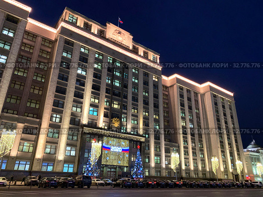 Здание Государственной Думы Российской Федерации в Москве в период празднования нового 2020 года (2019 год). Редакционное фото, фотограф Овчинникова Ирина / Фотобанк Лори