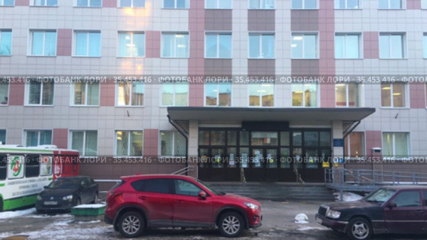 Здание и вход государственной поликлиники (2021 год). Редакционное видео, видеограф Кекяляйнен Андрей / Фотобанк Лори