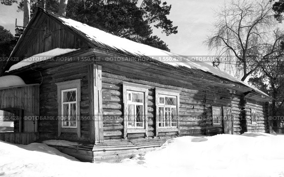 Здание из тридцатых годов 20-го века. Казарма спецшколы (2010 год). Стоковое фото, фотограф Анатолий Матвейчук / Фотобанк Лори