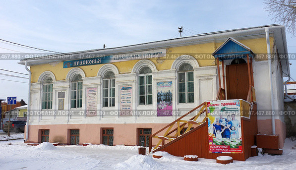 Здание Каменского мужского училища. Памятник градостроительства и архитектуры. Каменск-Уральский, ул. Ленина, 128 (2020 год). Редакционное фото, фотограф Алексей Иванов / Фотобанк Лори