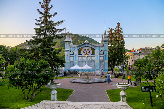 Здание Лермонтовской галереи в парке Цветник, Пятигорск (2021 год). Редакционное фото, фотограф Римма Тельнова / Фотобанк Лори