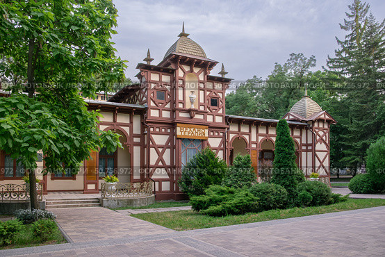 Здание механотерапии в Курортном парке г. Ессентуки. Редакционное фото, фотограф Лариса Веселова / Фотобанк Лори